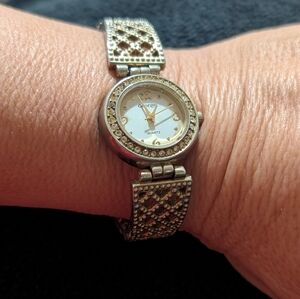 Vintage Womens Gold Tone Dress Casual Watch Rhinestone Recirulated Panel